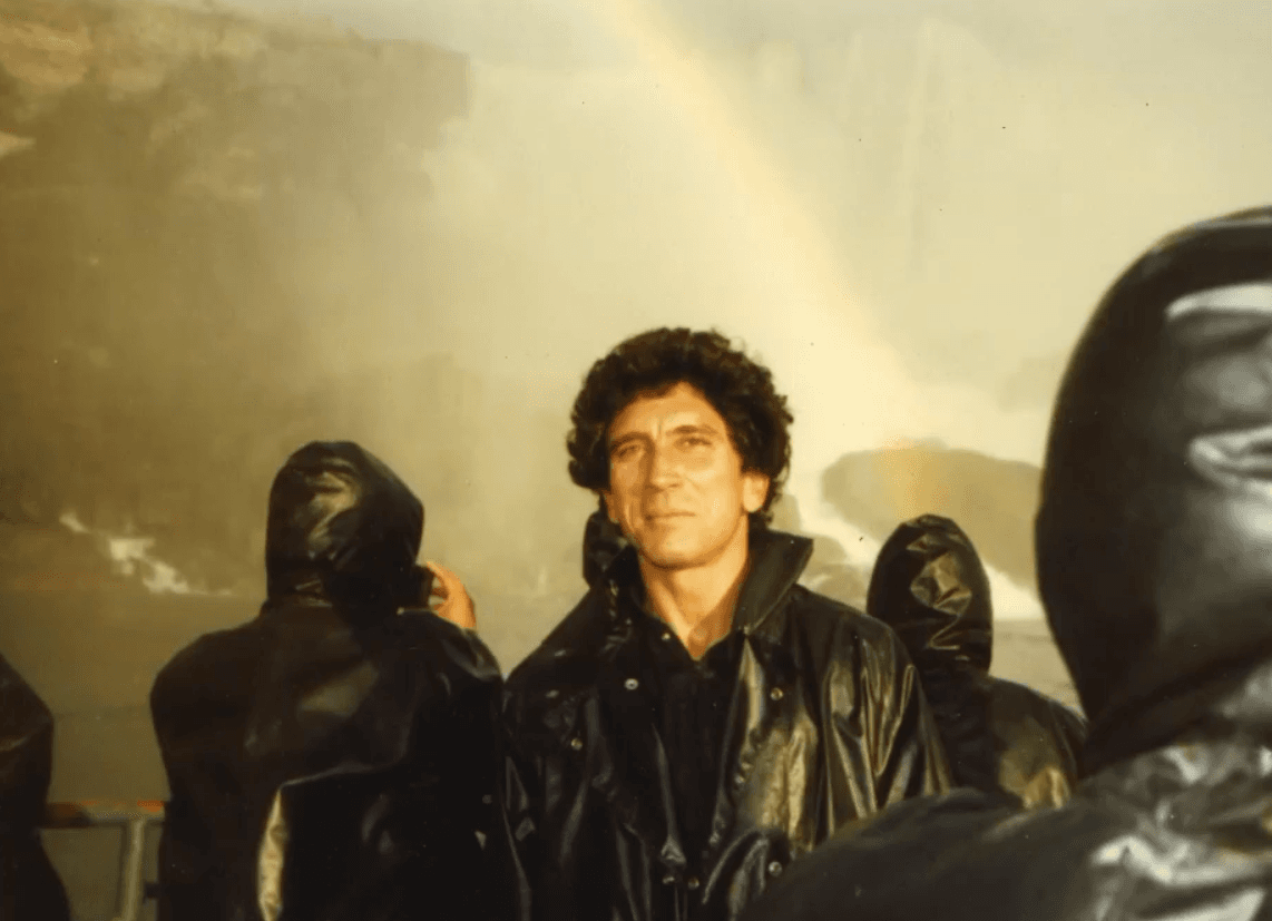 Reinaldo Arenas en una visita a las cataratas del Niágara en la década de los 80
