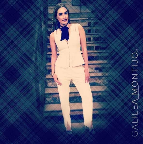 Galilea Montijo se ve increíble con todo lo que se pone y el color blanco le queda espectacular. No olvides agregar un accesorio a tu outfit para que llame más la atención.