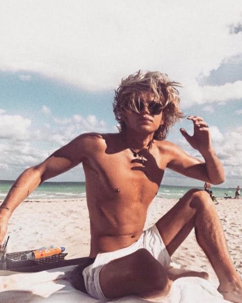 Pero no todo es perfección en la vida de Barrett. Su padre, Adrian Garrett, es el líder de uno de los cárteles de la droga más ricos de Australia. Actualmente se encuentra purgando una condena de ocho años por tráfico de sustancias peligrosas.