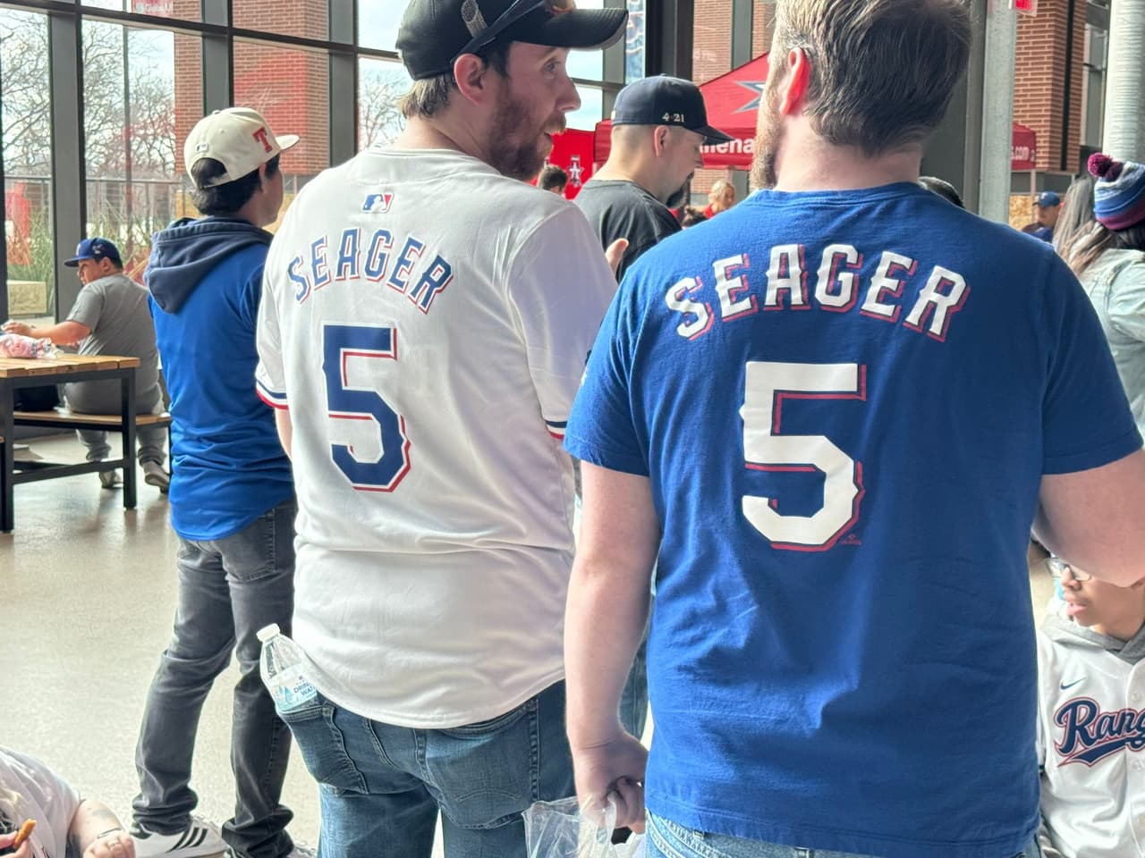 Los fanáticos de Corey Seager esperaban encontrarse con el jugador, una de las estrellas de los Texas Rangers.