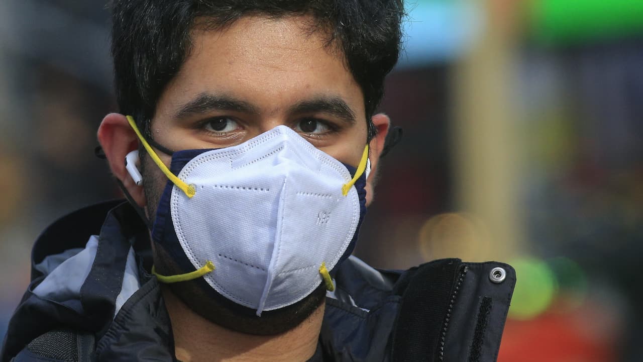 
Autoridades en el norte de Texas sugieren usar doble mascarilla para evitar propagación de variantes del coronavirus