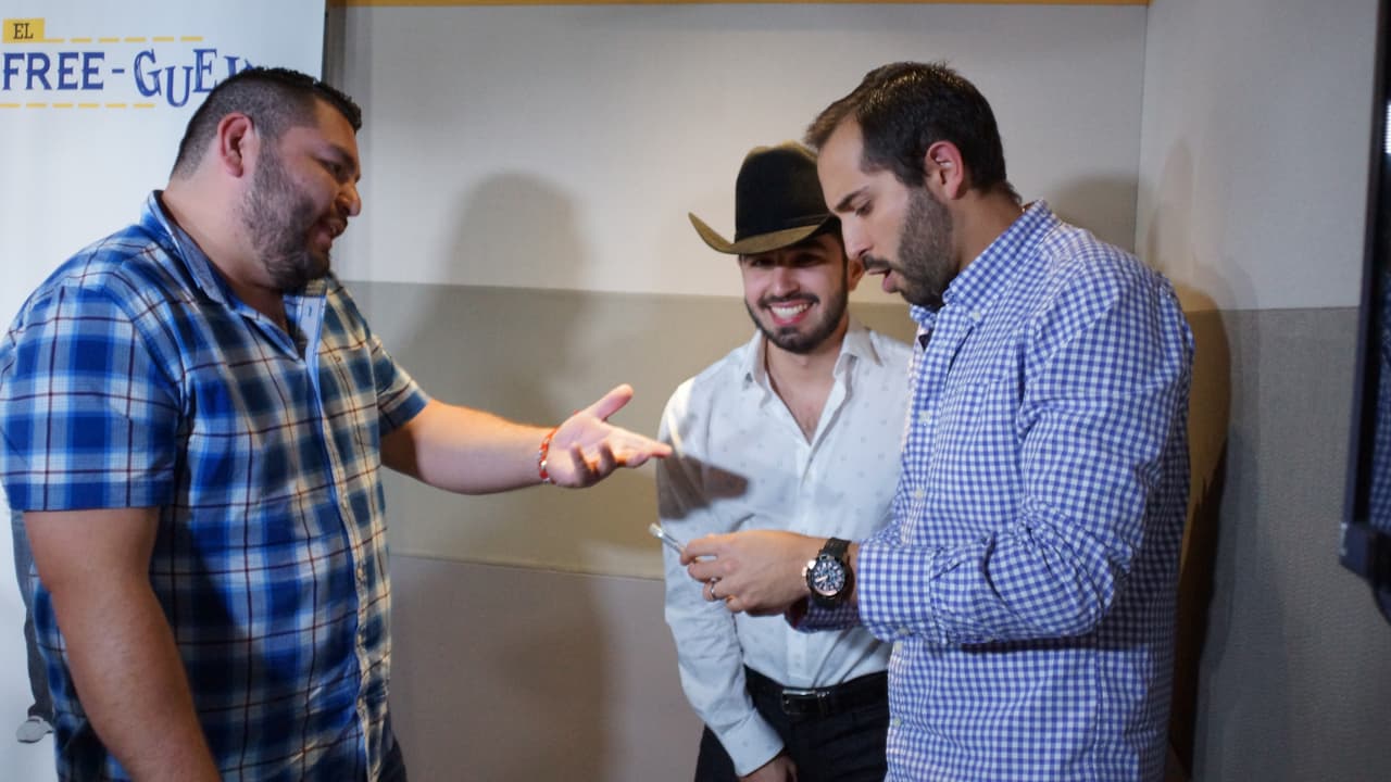 Joss Favela llegó con guitarra en mano a la cabina del Free-guey show y nos deleitó con su música.
