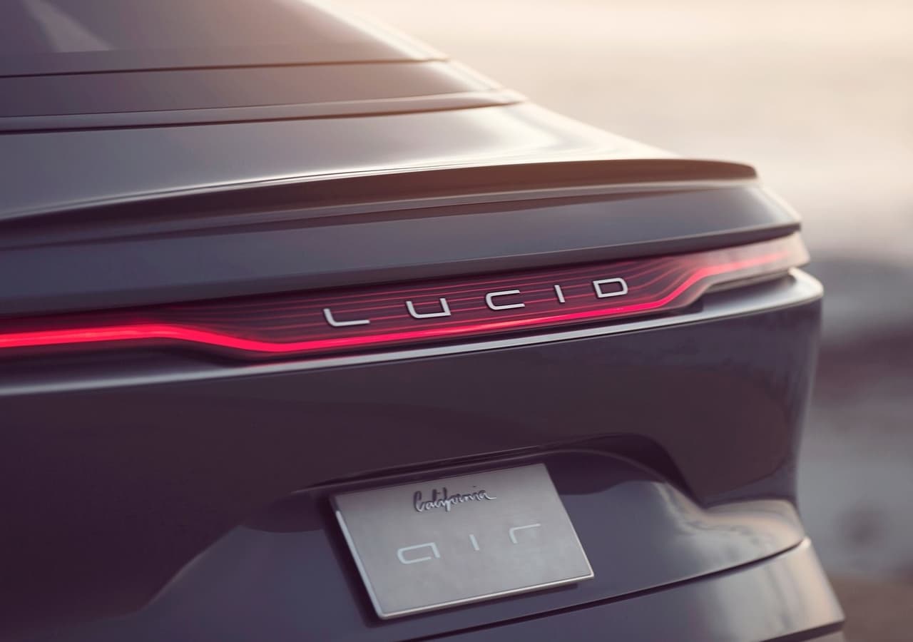Y aunque es obvio que compite contra el Tesla Model S y el Porsche Taycan, Lucid Motors también pretende captar el interés de quienes por muchos años han conducido modelos de lujo como la Clase S de Mercedes-Benz.