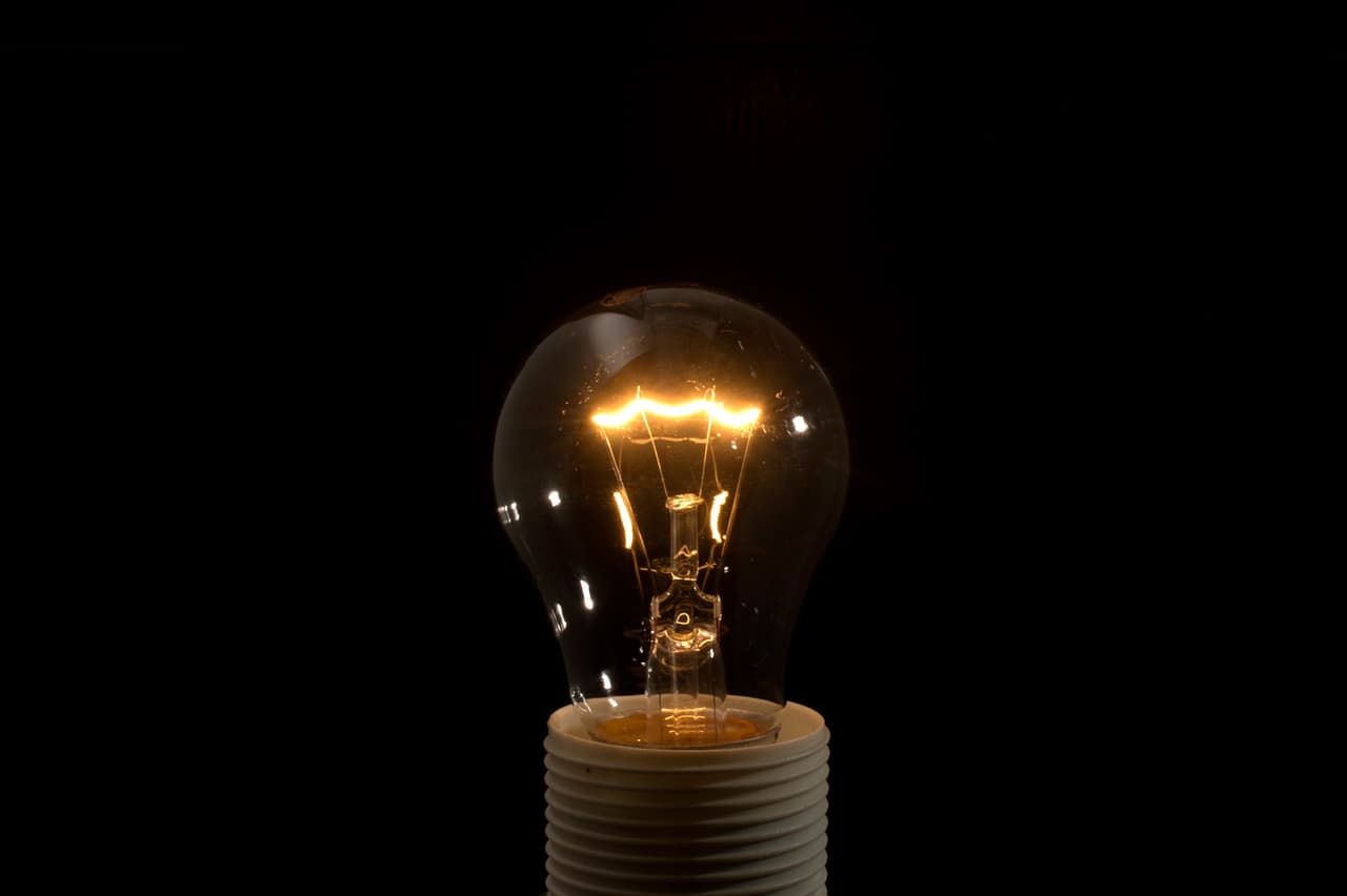 <b>Low Income Energy Assistance:</b> Es un programa financiado con fondos federales que proporciona un pago único al proveedor para ayudar a los hogares elegibles a pagar sus facturas de calefacción. Aunque este servicio sólo está disponible desde el 1 de enero al 31 de marzo, es una opción a considerar en los meses venideros. Para aplicar puede contactar a la oficina de Servicios Sociales más cercana a su residencia. 
<a href="https://www.ncdhhs.gov/divisions/social-services/local-dss-directory" target="_blank">Puede buscarla aquí.</a>