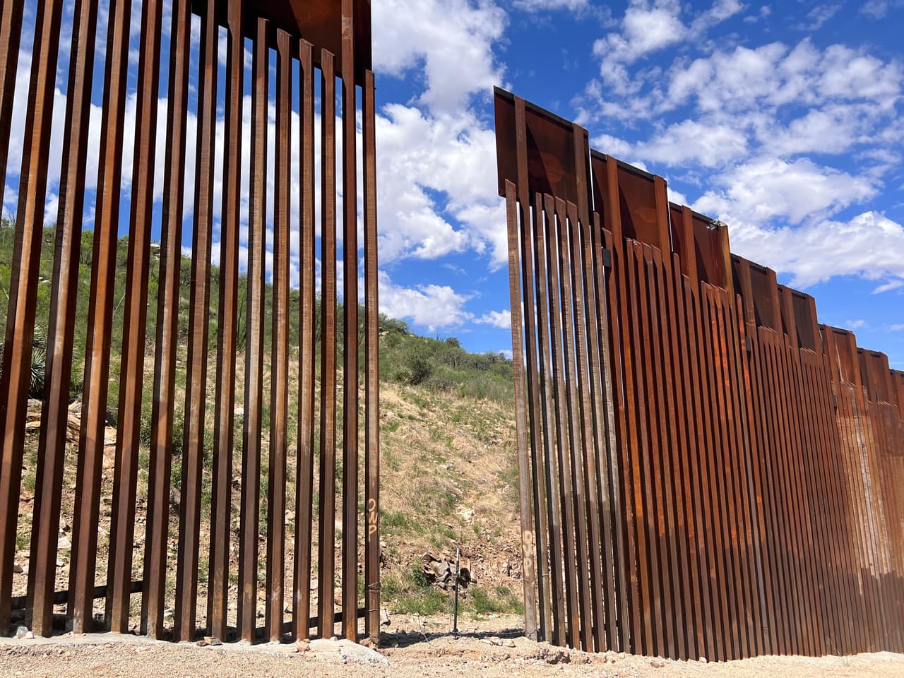 Este es uno de los espacios que quedaron abiertos en la valla de 9 metros de alto. Al lado mexicano se observan las veredas o caminos que hacen los migrantes que recorren está área desde el otro lado de la montaña.