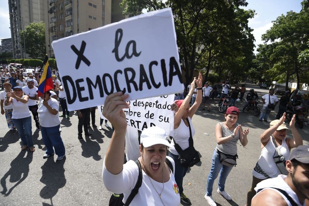 En sus pancartas, los opositores dejaban claras las consignas que han guiado las protestas de los últimos años contra el gobierno de Nicolás Maduro. Los venezolanos piden libertad, rechazan la represión de las autoridades policiales, militares y de los paramilitares, y exigen elecciones presidenciales. (Juan Barreto/AFP/GettyImages)