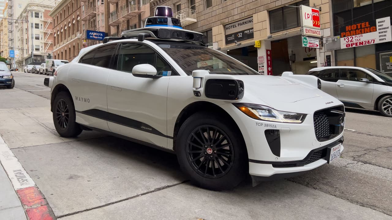 <h3 class="cms-H3-H3">¿Una amenaza para quienes viven de manejar? </h3>
<br>Según el Departamento de Trabajo de Estados Unidos, 
<b>en Texas más de 220,000 personas trabajan como conductores profesionales</b>: taxistas, choferes de Uber, repartidores, conductores de camión o transporte privado. Solo en el norte del estado, 
<b>miles de familias dependen de este ingreso diario.</b> El modelo de Waymo no contempla conductores humanos: 
<b>No hay volante. No hay asientos delanteros. No hay chofer a quien decirle “déjeme en la esquina”.</b> 
<br>“Nuestro objetivo es ofrecer un transporte seguro, confiable y 100% autónomo. Creemos que 
<b>es el camino hacia un futuro más eficiente y seguro</b>”, explicó Tekedra Mawakana, co-directora ejecutiva de Waymo. 
<br>Para algunos, ese “futuro” podría sonar a desempleo. “Es un riesgo para los que trabajamos en esto. 
<b>Ya competimos con plataformas que nos bajan las tarifas</b>. Ahora quieren quitarnos del todo”, dijo Rafael, un chofer de Lyft con cinco años manejando en Dallas. Waymo, por ahora, no ha dicho cuántos vehículos pondrá a circular 
<b>ni cuántos empleos podrían desaparecer o transformarse</b>. Tampoco hay planes concretos de reconversión laboral.