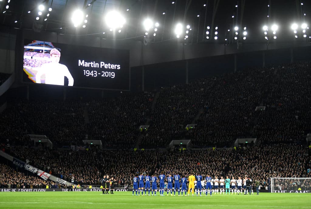 Chelsea vence al Tottenham 2-0 con dos goles de Willian. La escuadra de Mourinho sigue sin definir bien la delantera y le quitan el invicto en casa.