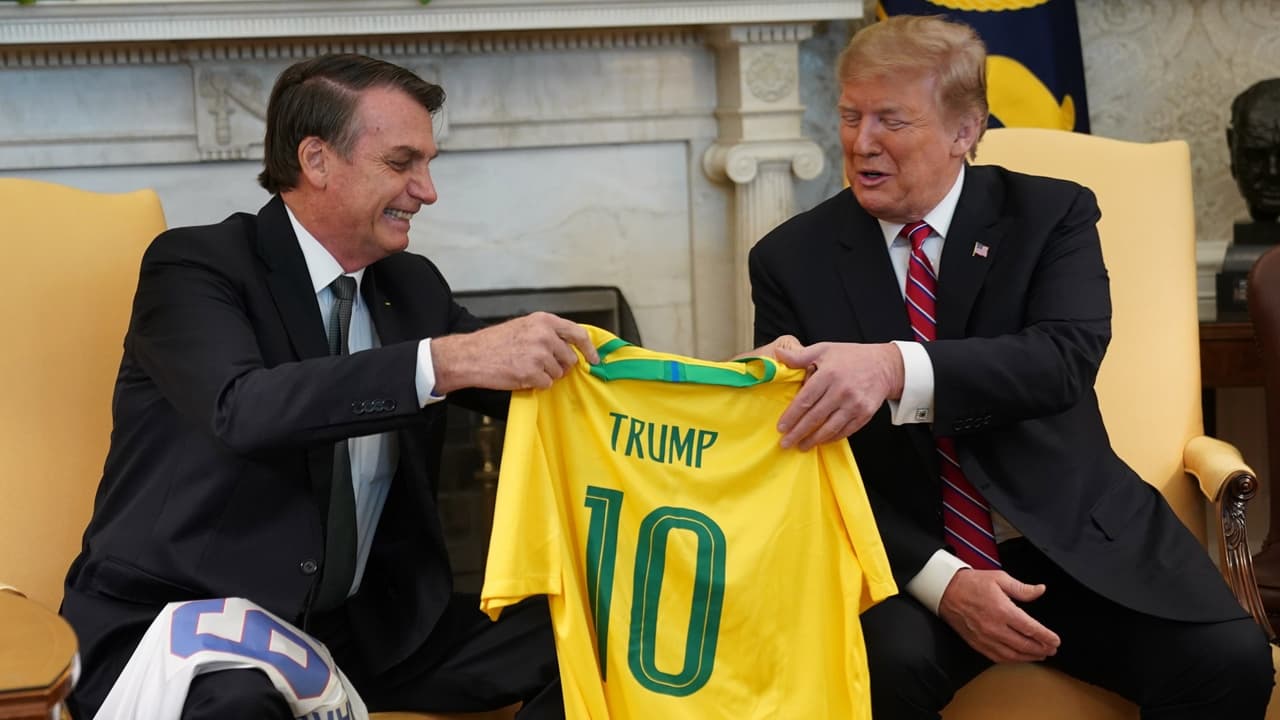 Trump y Bolsonaro intercambian playeras, el Presidente de Brasil externa apoyo al muro