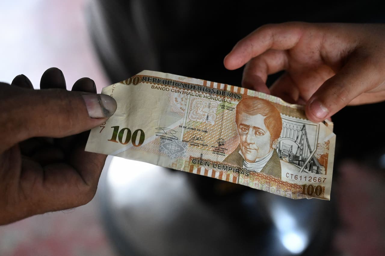 En Honduras 
<b>solo los mayores de 14 años pueden trabajar legalmente.</b> En 2021, unos 256,000 niños y jóvenes de 5 a 18 años trabajaban en Honduras, dijo Horacio Lovo, subdirector del Instituto Nacional de Estadísticas (INE). Y medio millón de los 2,3 millones de niños y jóvenes hondureños de 5 a 18 años no estudia ni trabaja, añadió.
<br>