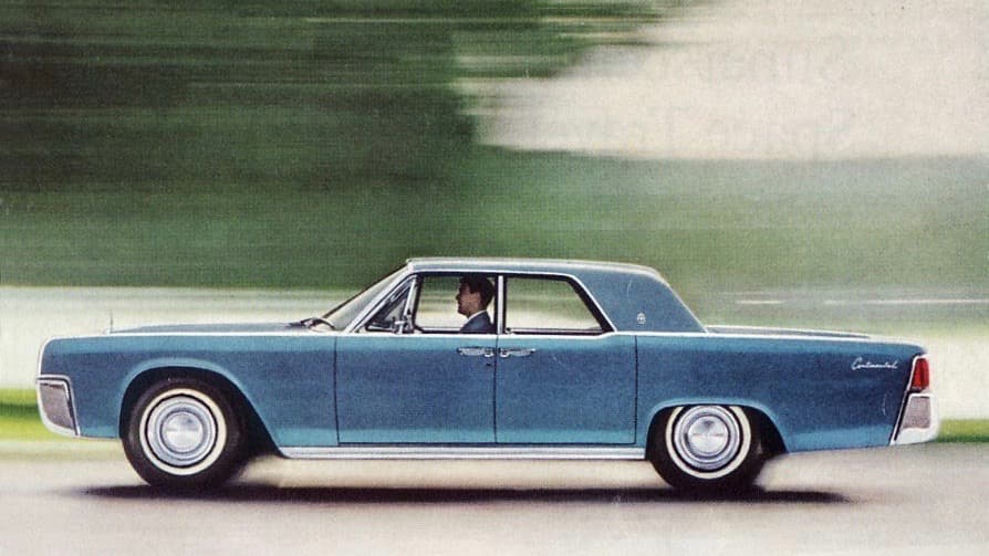 <h3 class="cms-h3-H3">Primero un poco de historia</h3>
<br>A finales de los años 50, las ventas de Lincoln eran débiles. Robert McNamara, presidente de la Ford Motor Company y futuro secretario de defensa del presidente John F. Kennedy, quería eliminar la marca por completo. Un grupo de diseñadores lo convenció de mantener a Lincoln viva con un modelo diseñado inicialmente para ser un Thunderbird coupé, que había sido rechazado por ser muy formal y cuya producción podía ser fácil y económica. El nuevo auto fiue bautizado con el histórico nombre de Lincoln Continental. Nacía una estrella.