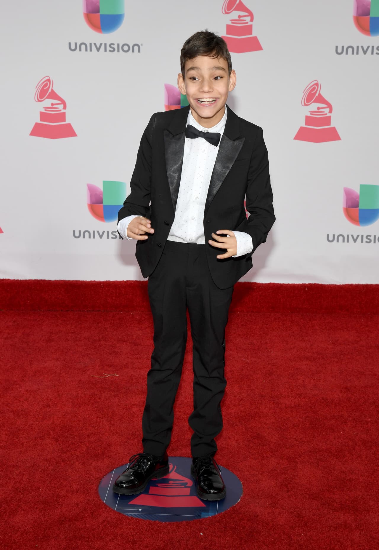 <b>Adrian Martín Vega, el niño español discapacitado de 11 años que<a href="http://www.univision.com/especiales/latin-grammy/adrian-martin-el-nino-con-discapacidad-de-11-anos-que-esta-nominado-en-los-latin-grammy"> fue nominado a un Latin Grammy</a>, </b>se dio a conocer hace dos años gracias a un video de YouTube en el que cantaba 'Qué bonito', de Rosario Flores. De allí brincó a la fama. Este año lanzó su primer disco 
<i>Lleno de vida </i>con el que se ganó la nominación (junto a artistas como Diego Torres y Andrea Bocelli) para Mejor album vocal pop tradicional.
