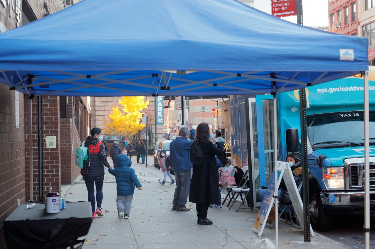 Nueva York, junto a Colorado, Nuevo México, Arkansas y California son estados que ya 
<a href="https://www.univision.com/local/nueva-york-wxtv/luego-de-que-nueva-york-autorizara-el-refuerzo-de-la-vacuna-contra-covid-19-la-medida-llega-nivel-nacional" target="_blank">autorizaron la aplicación de la dosis de refuerzo. </a>