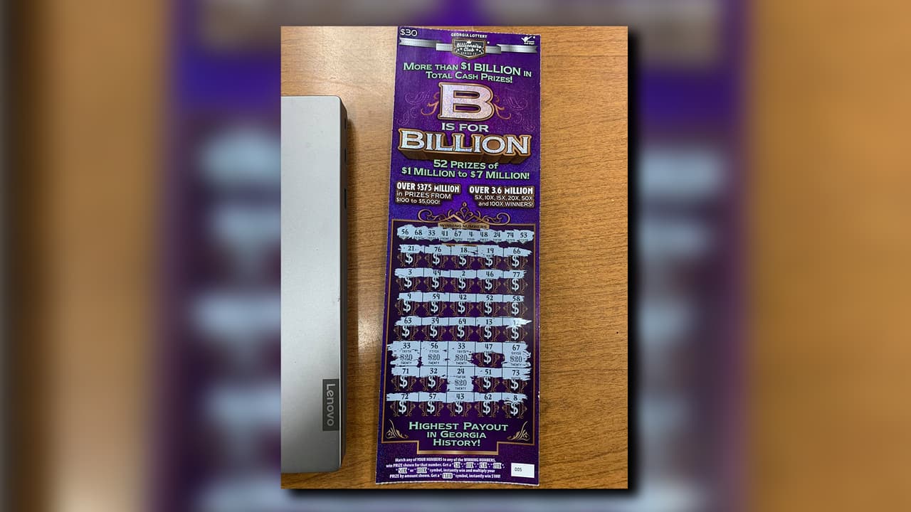 Un hombre que iba de pasajero en un vehículo detenido durante una parada de tráfico en la I-75 cerca de Glade Road huyó del lugar dejando botado un ticket ganador de la lotería de Georgia.