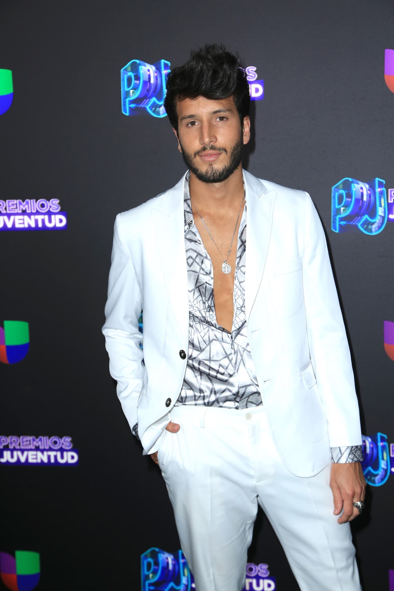 Yatra llegó a Premios Juventud usando un traje blanco.