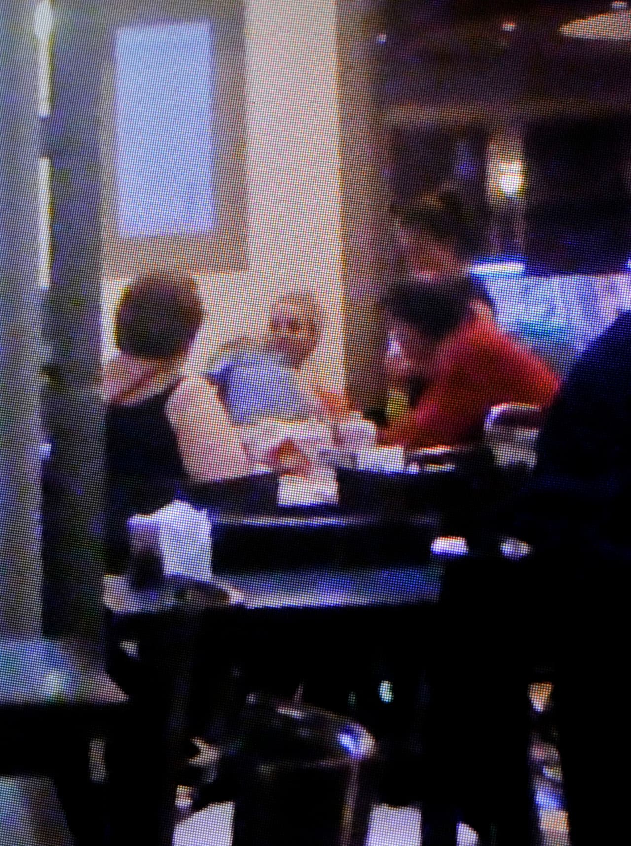 Allí sostiene a su pequeño hijo Noah en los brazos