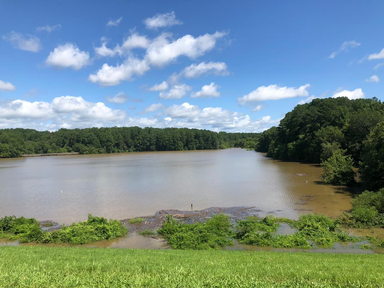 Residentes de la zona dijeron a Noticias 40 que las aguas del lago se desbordaron, cubriendo varias zonas del parque.