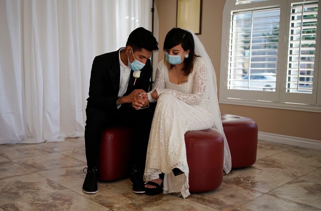 Protegidos con mascarillas para evitar el contagio de 
<a href="https://www.univision.com/temas/coronavirus">covid-19</a>, Angel Martinez y Haillie Bernal esperan el momento de su boda en Las Vegas, Nevada. Para las parejas que valientemente deciden casarse en las célebres capillas de esta ciudad, la tradicional promesa de amarse 'en tiempos de salud y enfermedad' adquiere un significado más intenso durante la pandemia. 
<a href="https://www.univision.com/noticias/salud/mapa-actualizado-del-coronavirus-cifras-de-casos-confirmados-y-fallecidos"><u>Vea aquí nuestro mapa actualizado del coronavirus: cifras de casos reportados, fallecidos y recuperados.</u></a>
<br>