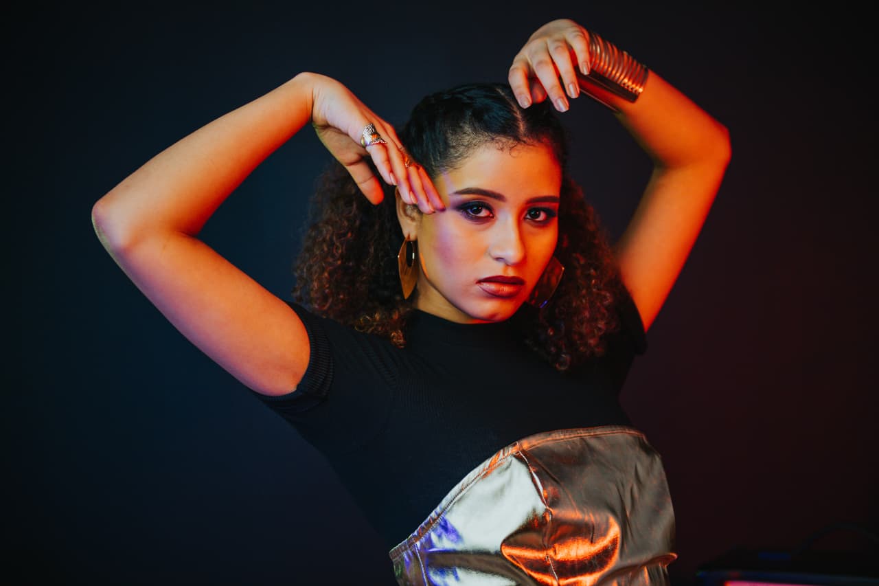 Uno de sus hobbies es tocar el piano y escribir canciones con su mamá.