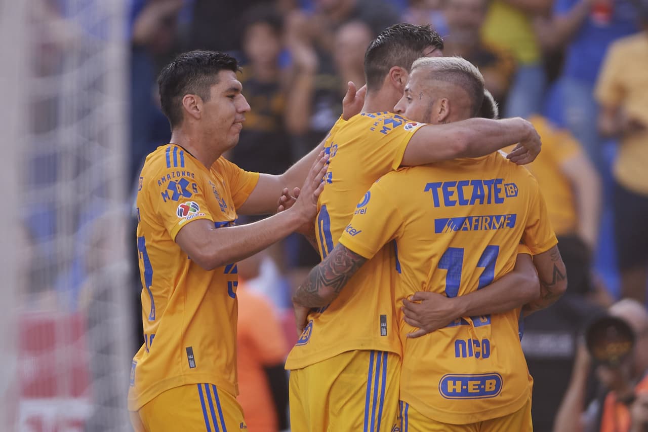 Tigres se llevó los tresn puntos ante Gallos Blancos en un partido en el que hubo tres jugadores expulsados .