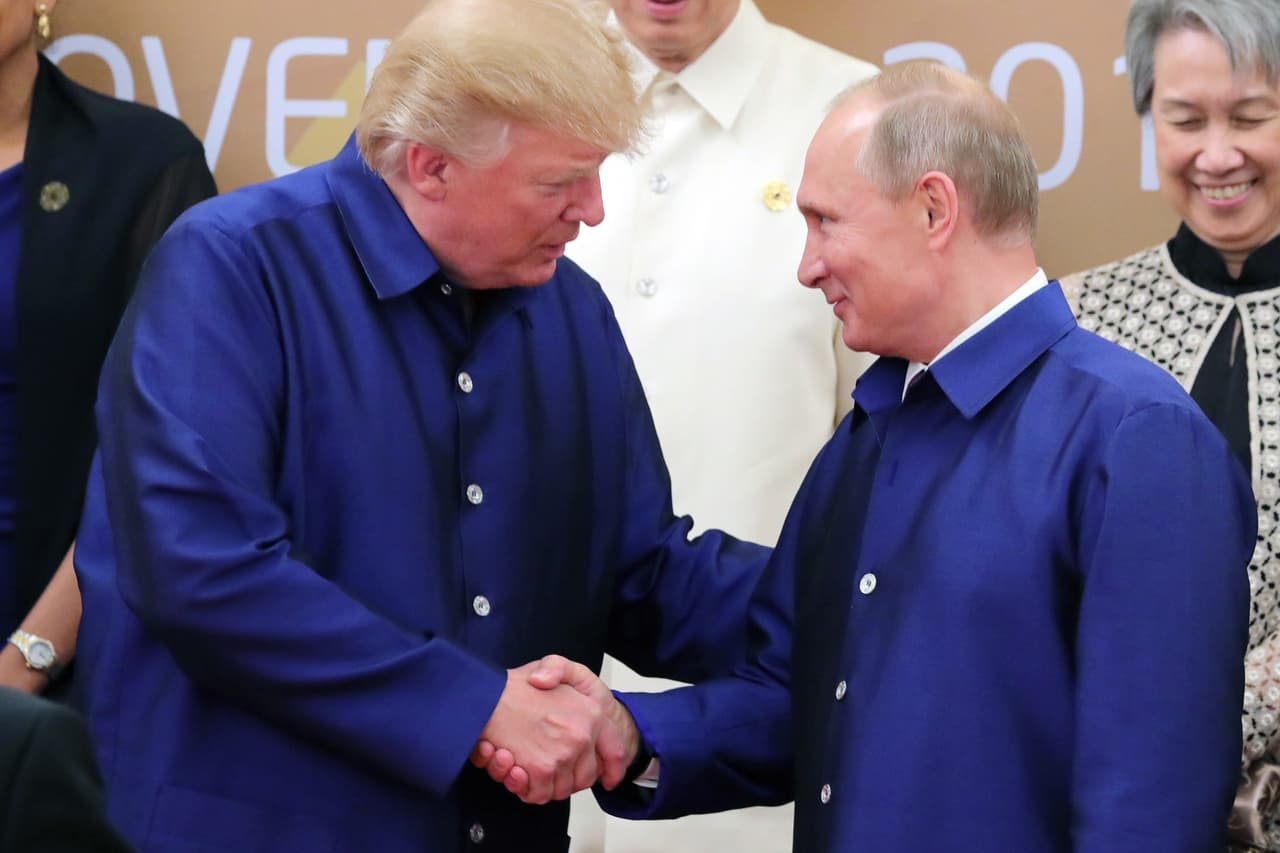 Al mes siguiente los mandatarios se vieron en Da Nang, Vietnam, en el 
<a href="https://www.univision.com/noticias/politica/trump-y-putin-se-saludan-vestidos-con-la-misma-camisa-tonta-por-que-fotos">marco del foro de Cooperación Económica Asia-Pacífico (APEC)</a>.
