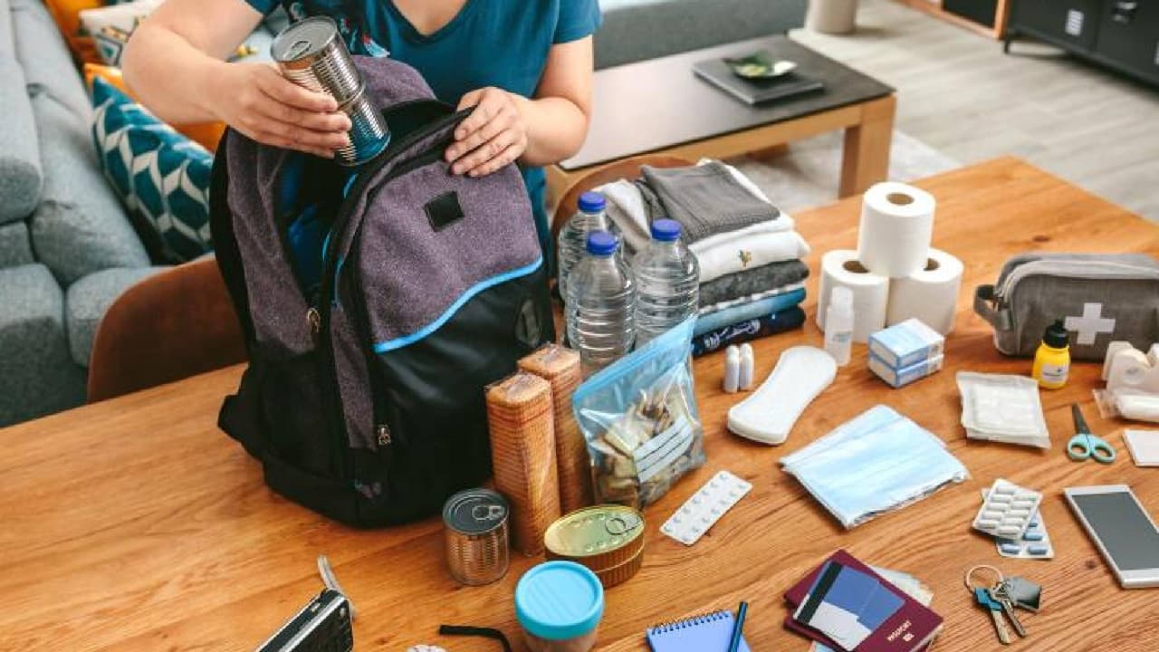 <b>Kit de emergencia</b>
<br>Finalmente ten a la mano un botiquín de primeros auxilios y de emergencia en caso de que se necesario con una radio de baterías, mapas con rutas de evacuación y refugios temporales, así como un silbato.