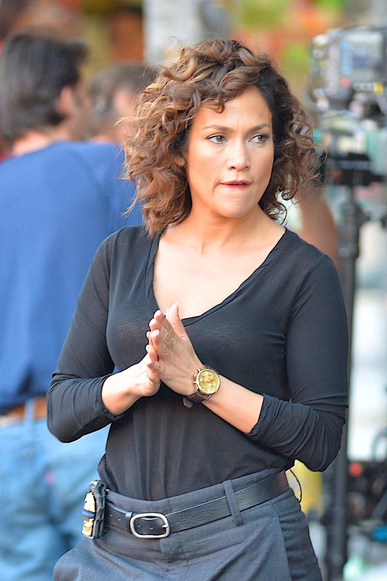 Cabello alborotado, jeans y poco maquillaje, es la mejor oferta de Lopez.