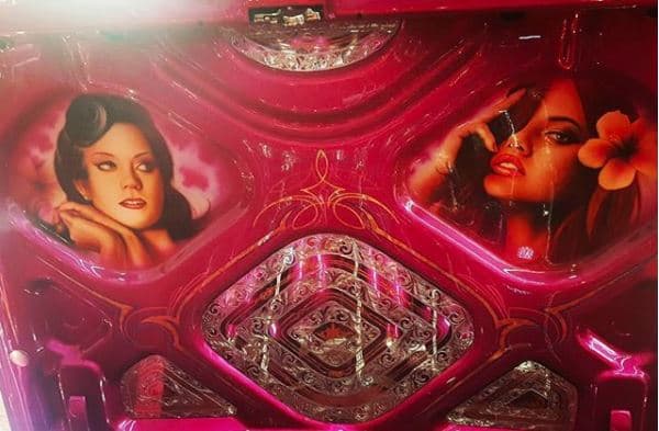 Otro de los requisitos que debe cumplir un 'lowrider' es el 
<b>uso de pinturas brillantes, como el de este tono magenta que emplea en la carrocería</b>. Pero no todo acaba ahí, al interior de la tapa de la cajuela y cofre podemos ver pinturas como estas, de mujeres bellas que, en el caso de 'Candy Kisses', son obra del muralista Alberto Herrera.