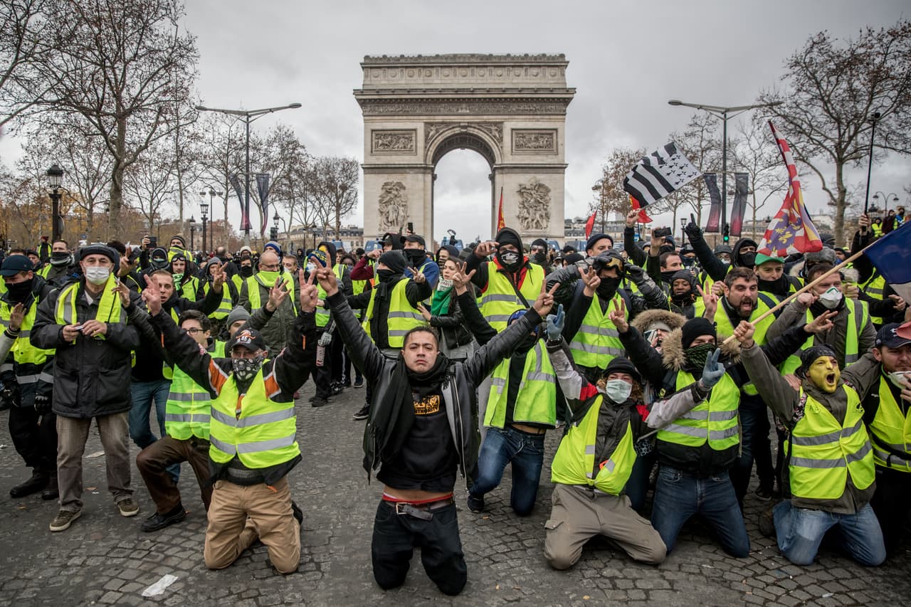 <b>La batalla de los 'chalecos amarillos' en Francia. </b>La protesta que empezó el 17 de noviembre contra el incremento del impuesto a combustibles que según el gobierno francés era parte de una estrategia contra el cambio climático, continúa exigiendo al
<a href="https://www.univision.com/noticias/manifestaciones/en-fotos-las-protestas-que-han-convertido-paris-en-un-campo-de-batalla-fotos">gobierno de Emmanuel Macron una disminución general de impuestos y el aumento del salario mínimo y las jubilaciones.</a> En el nutrido y heterogéneo movimiento participan muchos inconformes que se manifiestan pacíficamente, pero también grupos extremistas de izquierda y derecha que retan a las autoridades incendiando autos y barricadas. 8 de diciembre de 2018.
