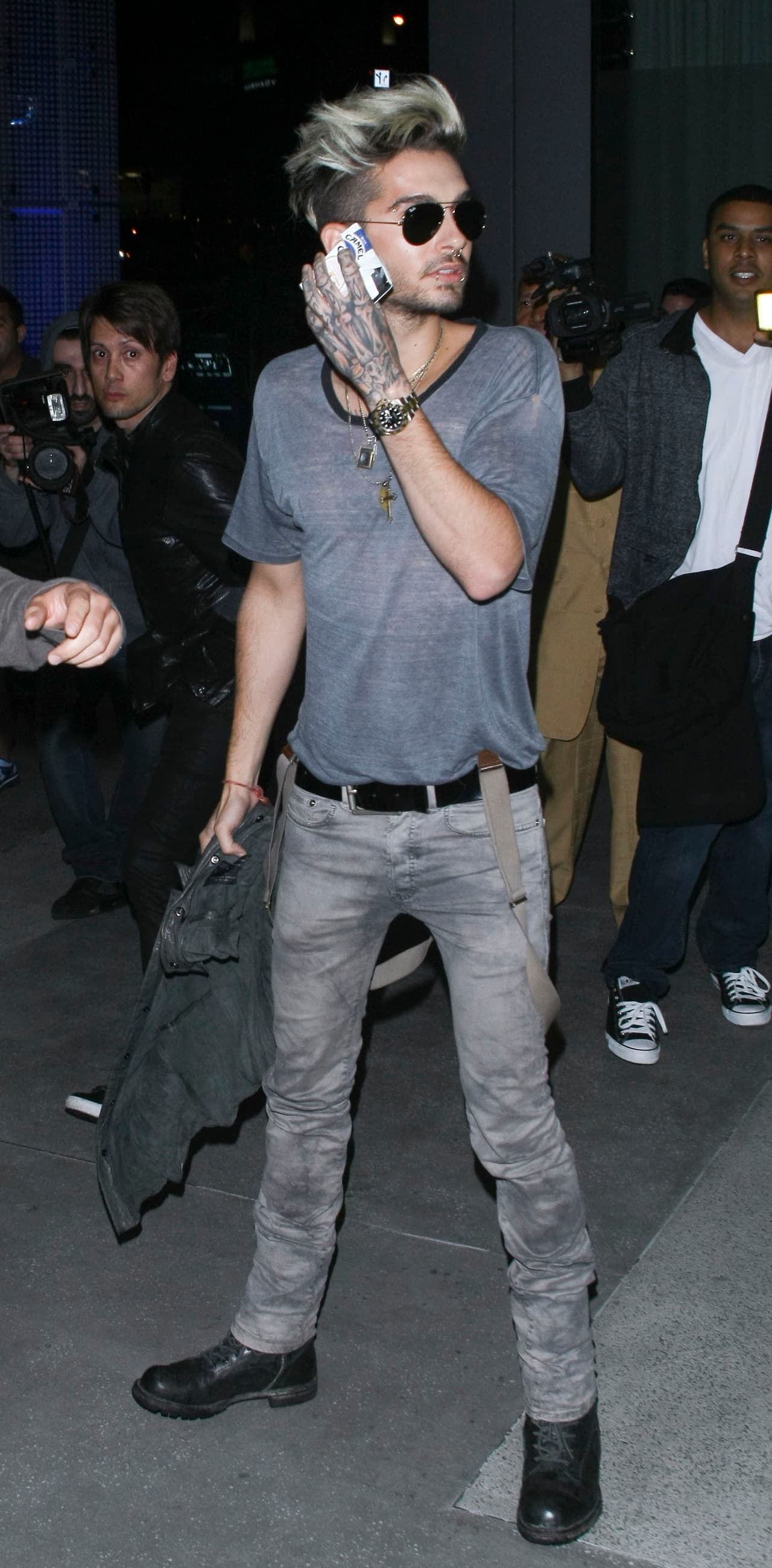 Además de modelo, Bill Kaulitz es vocalista de la banda Tokio Hotel. Su estilo incluye prendas metálicas, atuendos extravagantes y maquillaje.