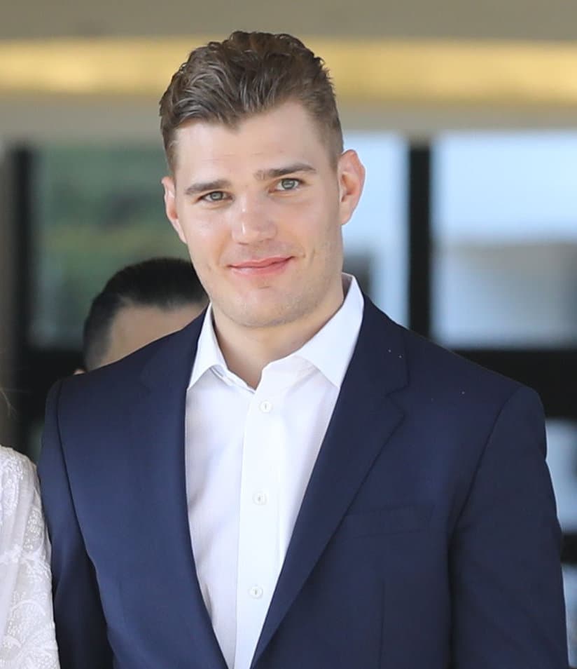 ¿La razón?, Paris es muy amiga del joyero que diseñó la pieza, razón por la cual el actor ruso obtuvo un mejor precio.
<br>