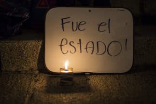 Unos 300 manifestantes se reunieron la noche del viernes en Ciudad de México y responsabilizaron al Estado de la suerte de los 43 desaparecidos.