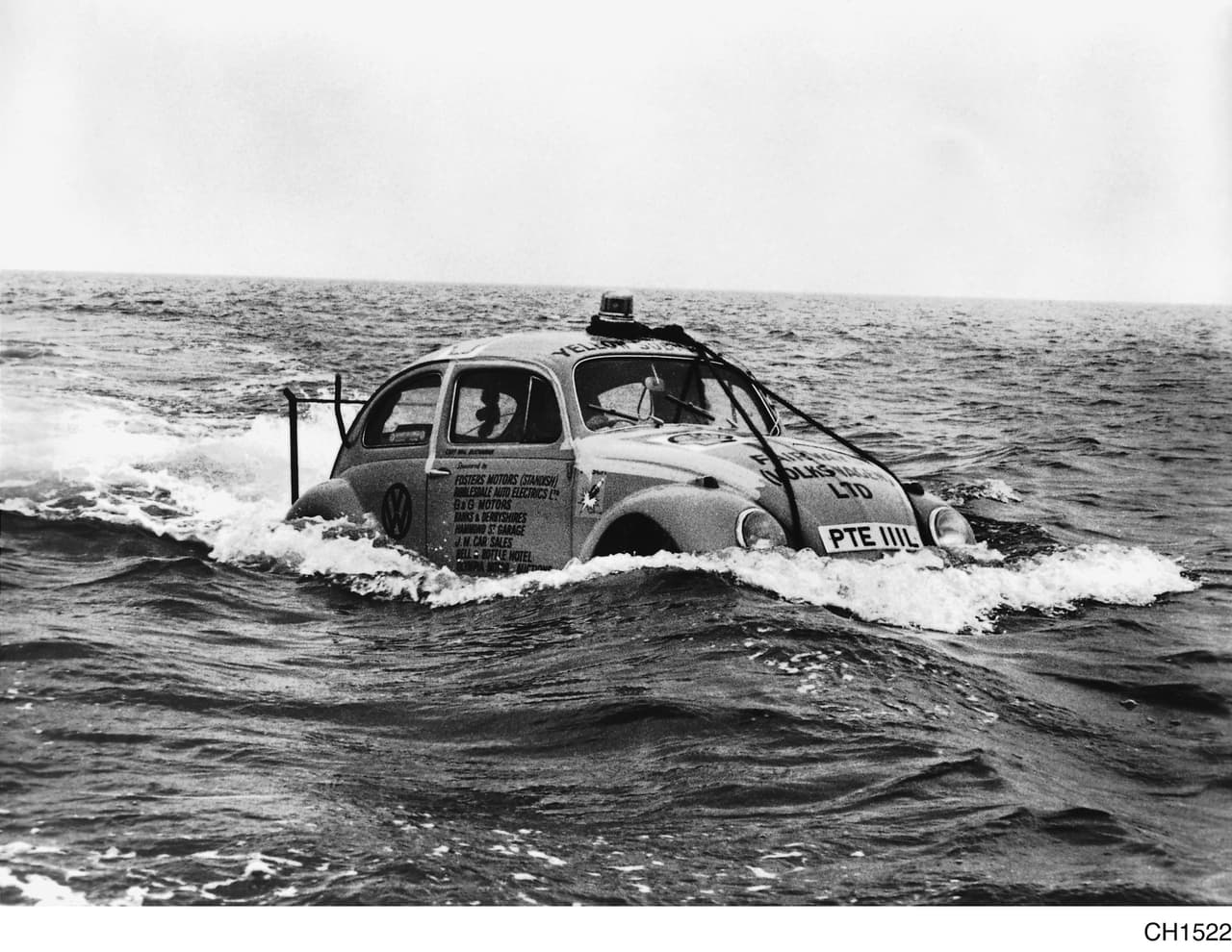 El Volkswagen Beetle tiene la reputación de ser un auto anfibio pero Malcolm Buchanan hizo una prueba extrema de esta fama cruzando el mar de Irlanda en uno de ellos. Lo más increíble de la historia es que lo logró.