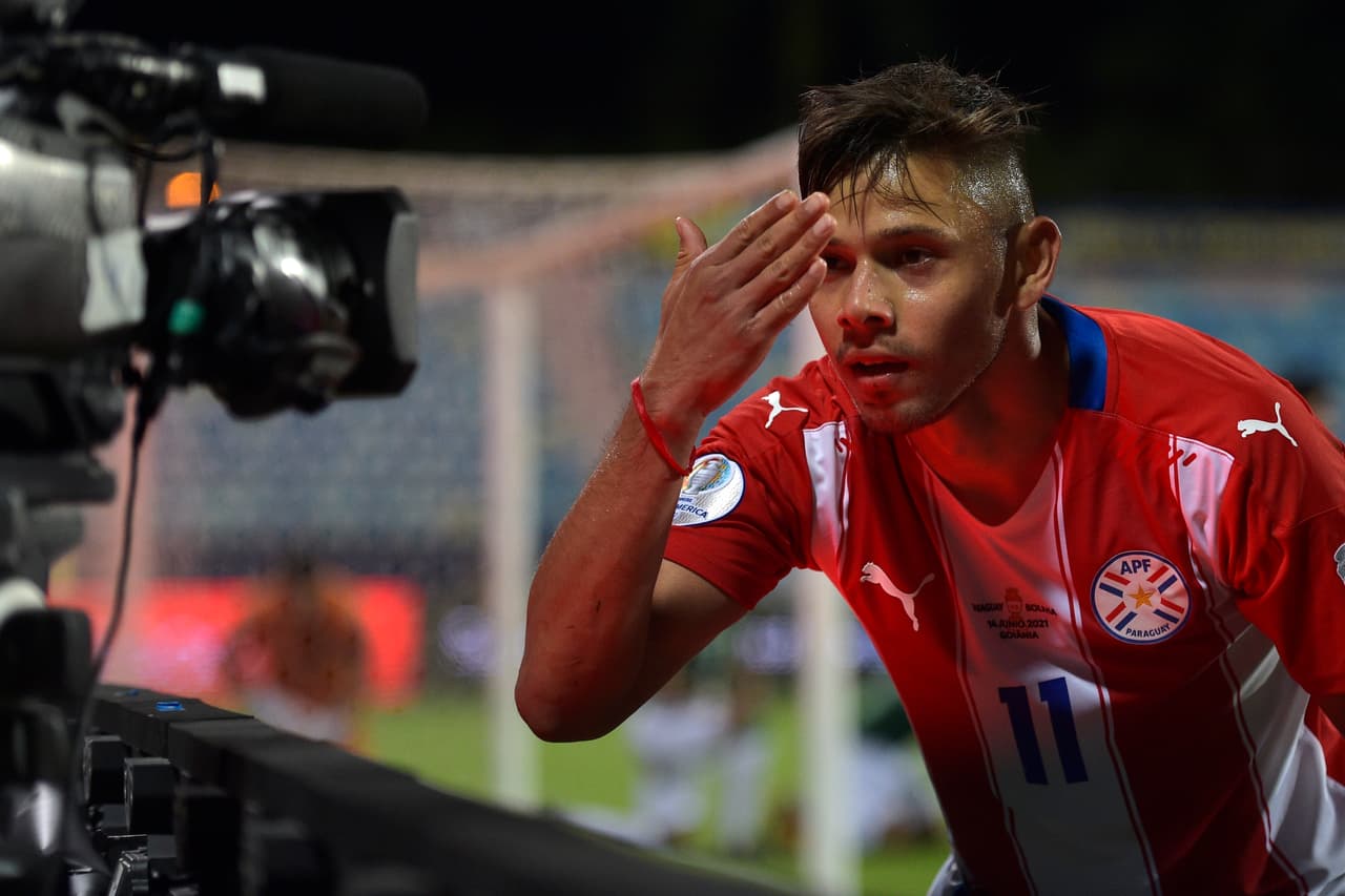 Bolivia se adelantó con un penalti, pero Paraguay le dio la vuelta con un doblete de Ángel Romero y otro tanto de Alejandro Romero.