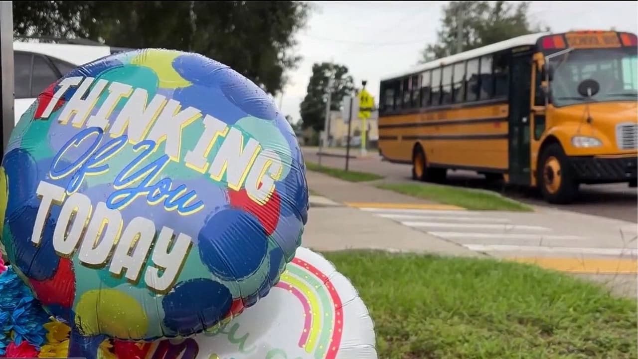 Conmoción por muerte de estudiante en accidente de autobús: Rinden homenaje en su escuela