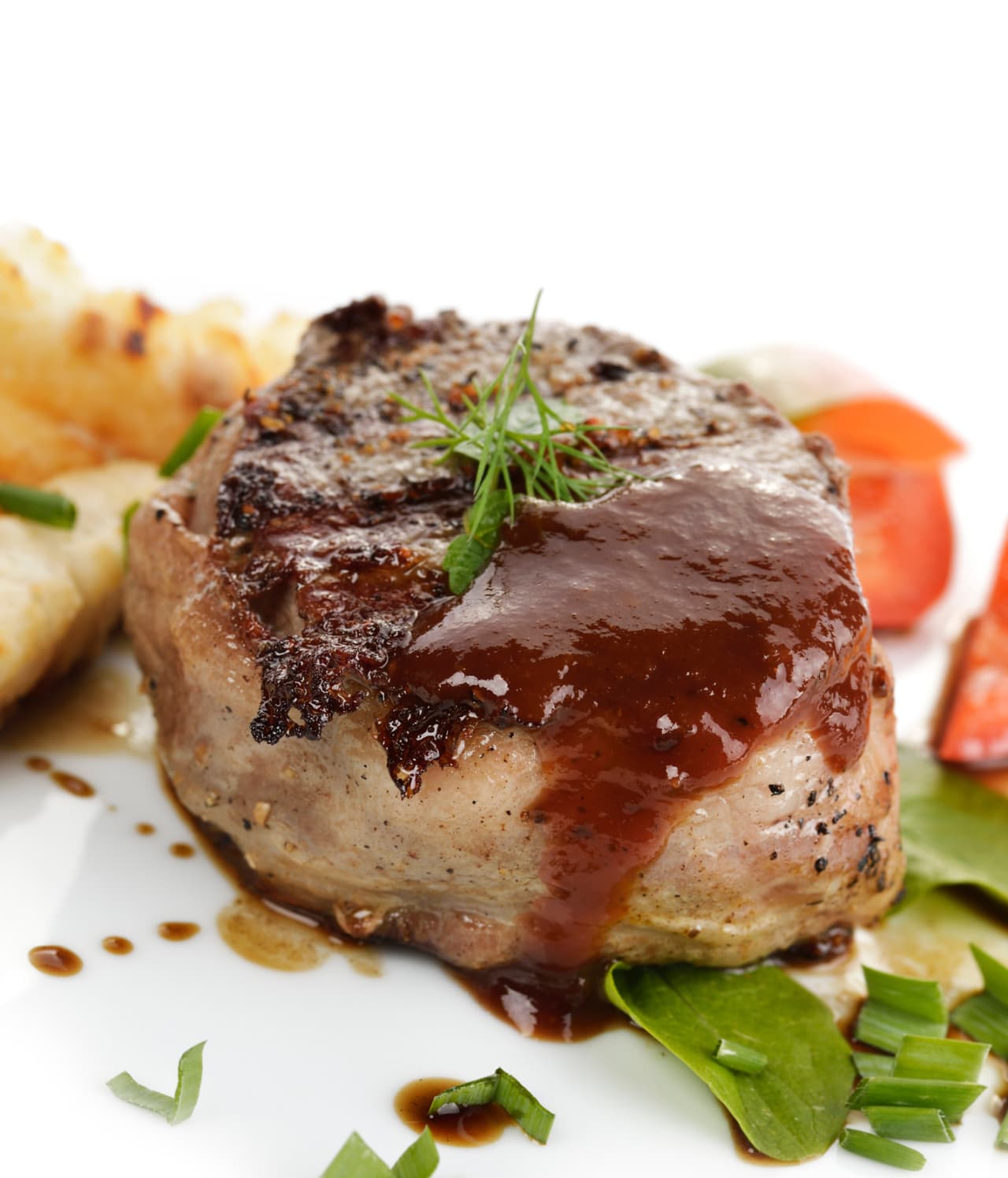 Salsa Foo Young. Otro tipo de salsa que no puede faltar son las agridulces que son la combinación perfecta para las carnes asadas, mejor aún si son costillas. Los ingredientes que necesitas son: 1 ½ taza de agua caliente, 1 ½ cucharadas de azúcar, 2 cucharadas de salsa de soja, 2 cubos de caldo de pollo y 1 ½ cucharadas de fécula de maíz.