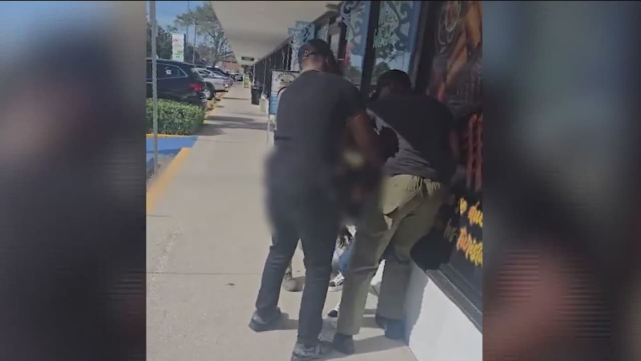 Arrestan a madre hispana en plaza comercial de Tampa; detención de ICE queda en video