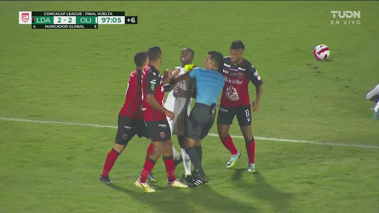 Olimpia se queda con 10 jugadores tras la expulsión de Boniek