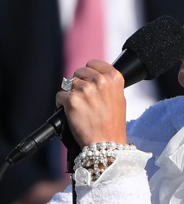 Se aseguró que hasta ahora, 
<b><a href="https://www.univision.com/entretenimiento/el-anillo-dorado-de-jlo-lo-que-se-ve-y-lo-que-no-de-la-misteriosa-joya-de-boda-fotos" target="_blank">"no hay conflicto sobre las joyas"</a></b> que ambos se regalaron durante el romance de 4 años que sostuvieron.