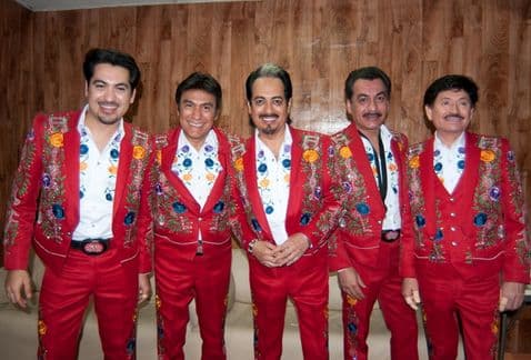 Hasta trajes estilo torero han usado. No importa si combinan o no, ellos lucen cómodos y saben que con esta ropa es casi imposible no llamar la atención.