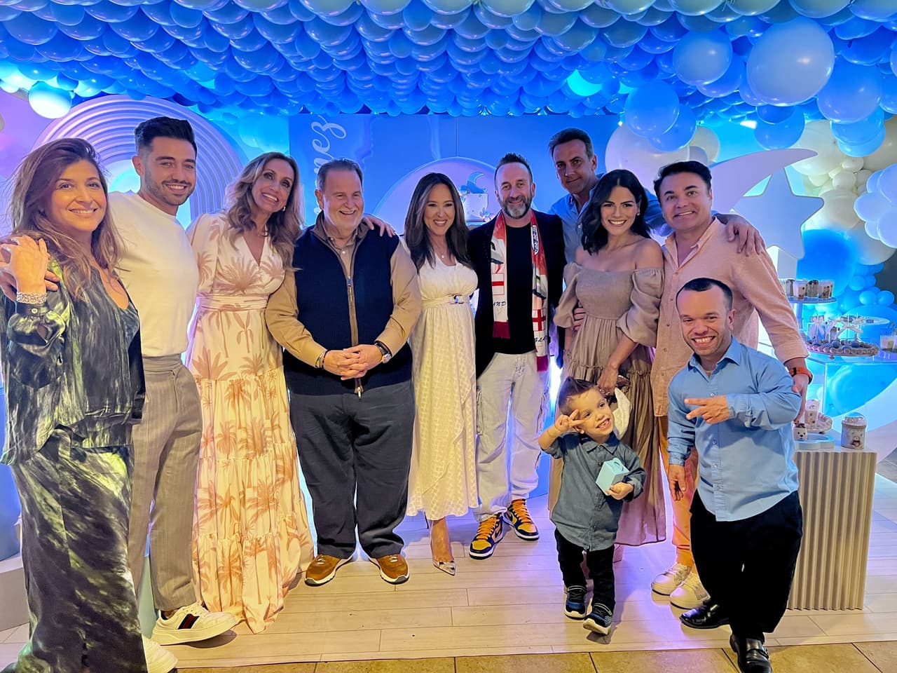 <b>Oscar Petit</b> y 
<b>Marcela Sarmiento</b> tampoco podían perderse este entrañable momento con la colombiana, quien pronto se convertirá en madre por primera vez.