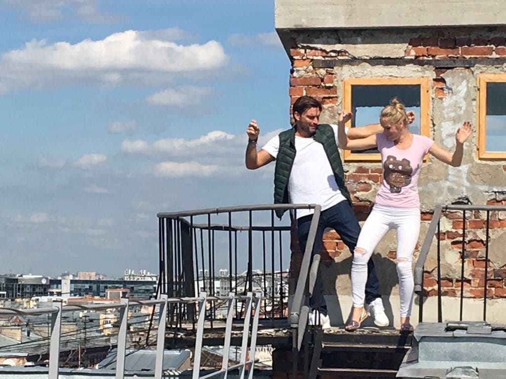 Julián confesó que le tiene miedo a las alturas, pero con tal de estar muy cerca de Katia, se olvidó de su fobia.