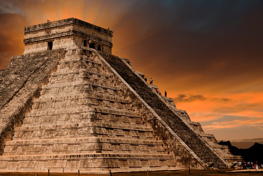 Uno de los lugares más visitados durante el equinoccio es el sitio arqueológico de Chichén Itzá en Yucatán, México, donde se encuentra la Pirámide de Kukulkán y una multitud se reúne para ver el descenso de la “serpiente emplumada”.