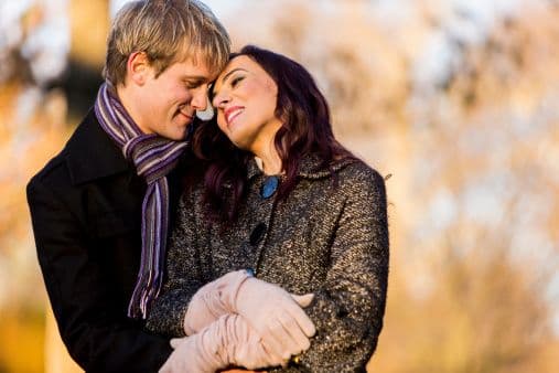 <b>¿Cómo conquistar a Libra?</b>
<br>No olvides a la hora de conquistar a esa persona Libra que te enloquece que estás frente a un nativo de un signo muy sociable, y su necesidad de estar enamorado o enamorada hace que todas las relaciones con los demás sean “potenciales” romances. Se ilusiona con pasión, pero sabe encontrar el equilibrio entre su corazón y su mente, nunca olvida una dosis de cautela.