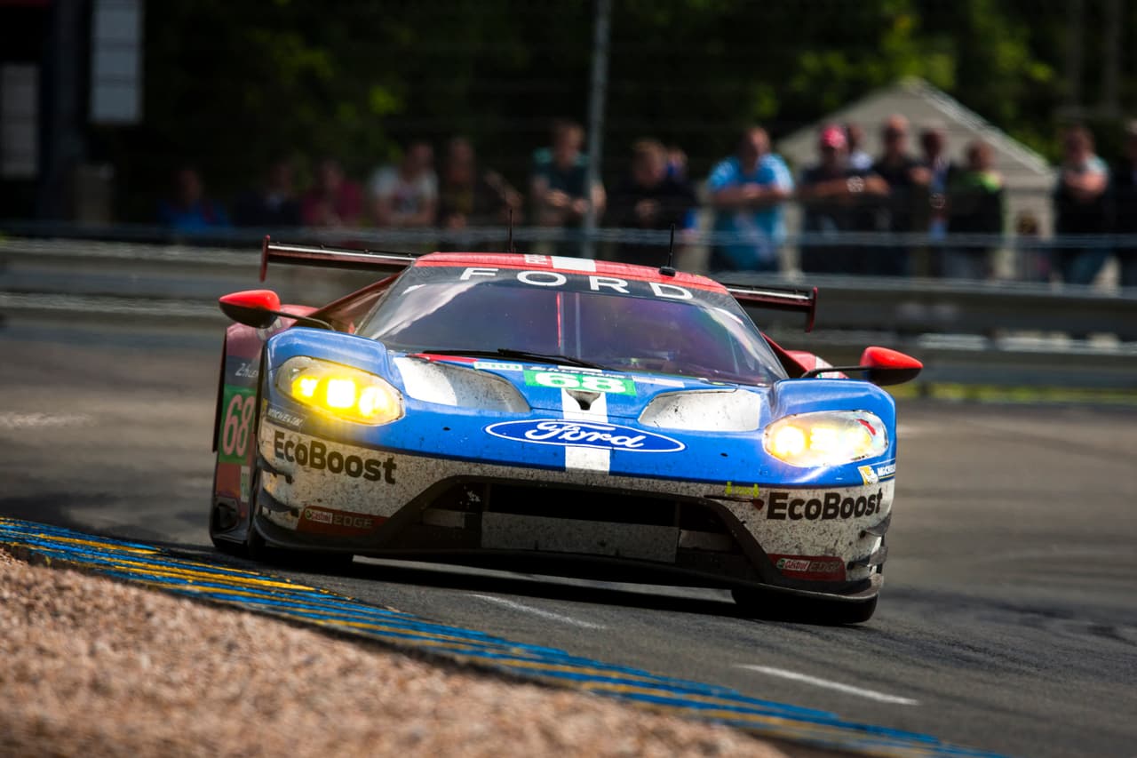 El nuevo 
<b>Ford GT compitió en las 24 horas de Le Mans en junio de 2016 </b>para conmemorar los 50 años del triunfo del Ford GT40 en el histórico circuito. El Ford GT logró el primer y segundo lugar de la categoría LM GTE Pro para automóviles de turismo, arrasando con las esperanzas de Ferrari y su nuevo 488.