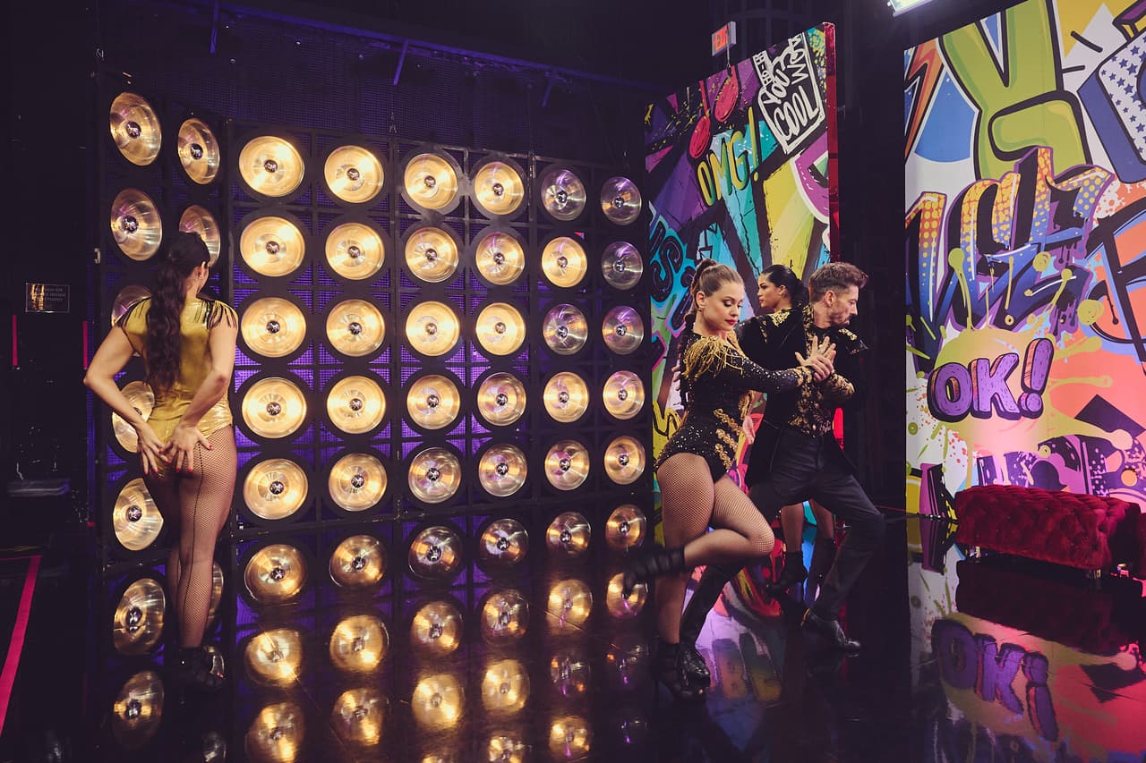 Tras bambalinas, los finalistas se preparaban para esta última noche. Adrián Lastra ensayaba con Oksana, su bailarina y coreógrafo, su rutina de freestyle.