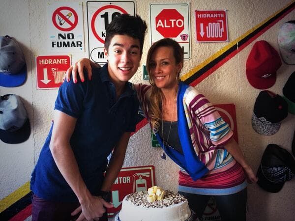 Mario Bautista y Fey celebran los 20 años de la carrera de la cantante.