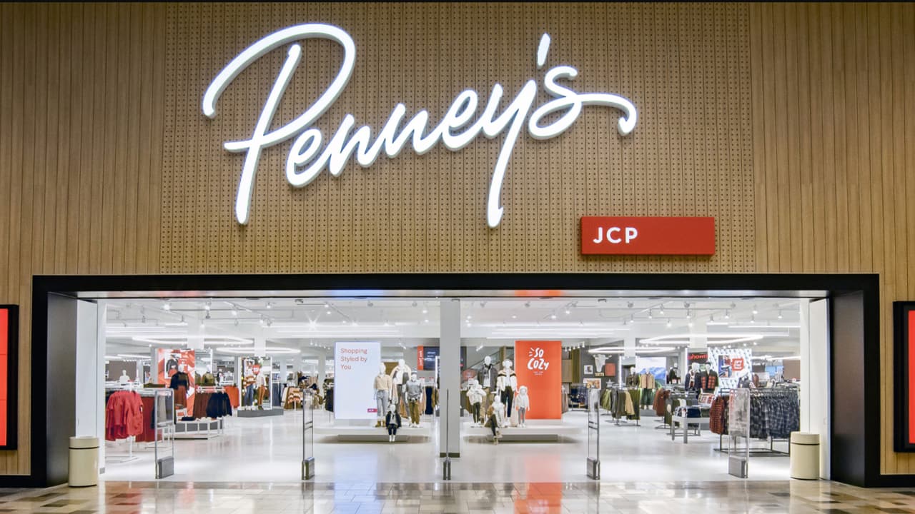 <b><a href="https://www.jcpenney.com/?utm_source=google&utm_medium=cpc&utm_campaign=paid%20search&cid=paid%20search%7cgoogle%7cG_Desktop_Brand_JCP_Official_Site%7cG_Desktop_Brand_JCP_Official_Site_Exact_JCP&utm_content=aud-384198643589:kwd-29181240&utm_adgroupid=2963342685&utm_keyword=jcpenney&utm_matchtype=e&utm_device=c&&s_kwcid=AL!6728!3!393952424379!e!!g!!jcpenney&gclid=EAIaIQobChMIodnO-N2P7QIVBziGCh3f-w1GEAAYASAAEgJgkPD_BwE&gclsrc=aw.ds" target="_blank">JCPenney</a></b> tiene un 56.71 por ciento de calificación de los mejores descuentos de acuerdo con WalletHub. Una de estas tiendas la puedes encontrar en centros comerciales de Houston como en Memorial City.