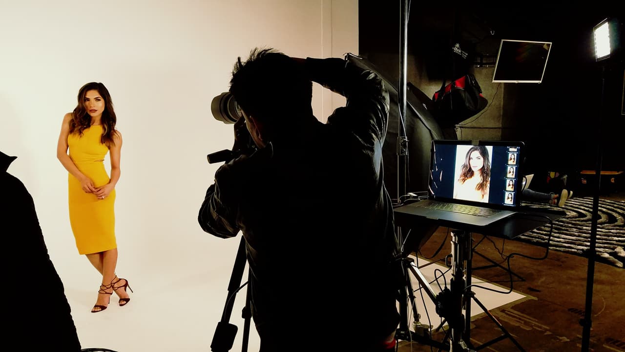 <b><a href="http://www.univision.com/shows/la-reina-de-la-cancion/las-mejores-fotos-de-los-looks-de-alejandra-espinoza-en-la-reina-de-la-cancion-fotos" target="_blank">Alejandra </a></b>llegó con 
<b><a href="http://www.univision.com/shows/la-reina-de-la-cancion/lo-sentimos-alejandra-matteo-y-su-papi-son-dos-gotas-de-agua-fotos" target="_blank">Matteo</a></b> a su primera sesión de fotos desde que vive en Los Ángeles y busca abrirse camino en la actuación. Desde lo natural hasta lo glamoroso, Alejandra jugó con varios estilos para abarcar todo tipo de personajes y llamar la atención de los productores. 
<b><a href="http://www.univision.com/shows/la-reina-de-la-cancion/capitulo-4-alejandra-la-de-tijuana-en-la-los-americanos-la-prefieren-al-natural-para-ellos-mas-es-menos-video" target="_blank">MIRA EL VIDEO</a></b>.