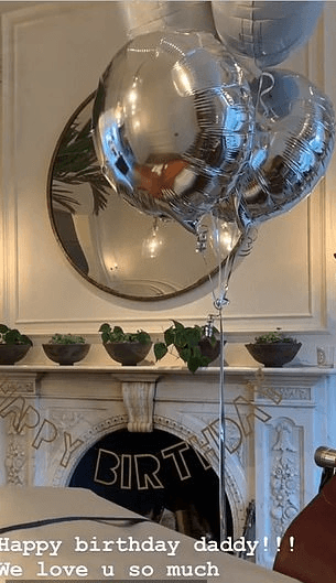 “Feliz cumpleaños”, se leía junto a los globos plateados en la casa Beckham.